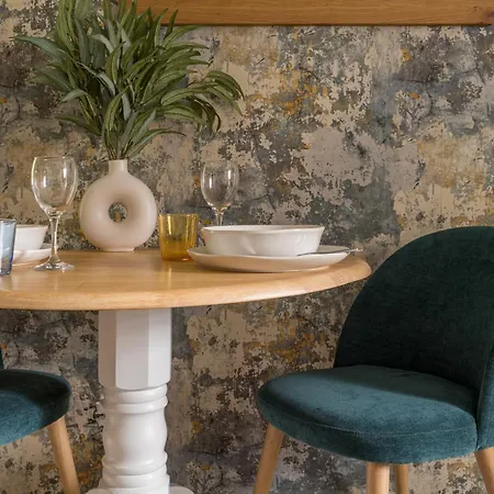 Squirrel Bank, With A Hot Tub & Parking * Bowness-on-Windermere