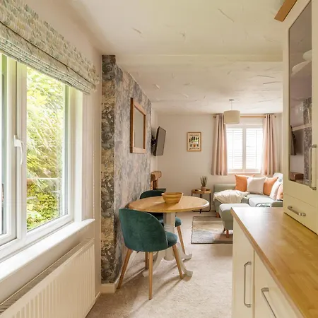 Squirrel Bank With A Hot Tub And Parking * Bowness-on-Windermere