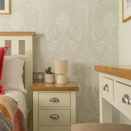 Squirrel Bank, With A Hot Tub & Parking Bowness-on-Windermere