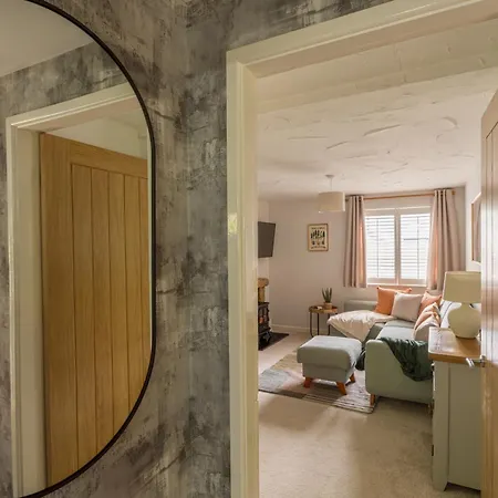 Squirrel Bank, With A Hot Tub & Parking *